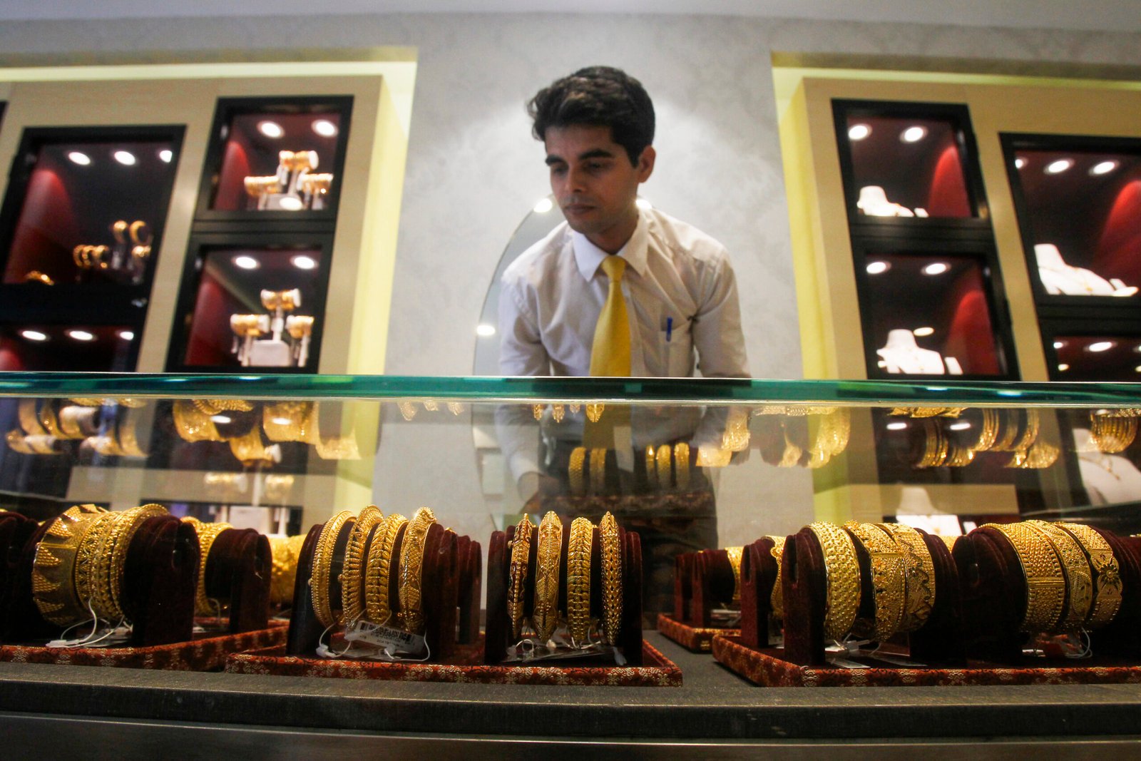 Precious metal prices declined sharply in Delhi