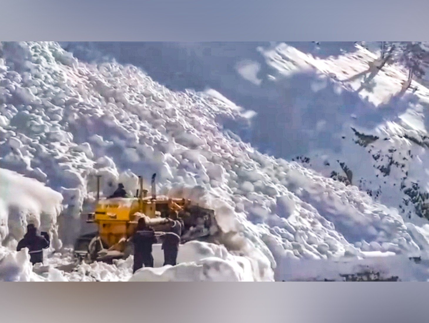 Rain and Snow Continue Across Kashmir for Second Day