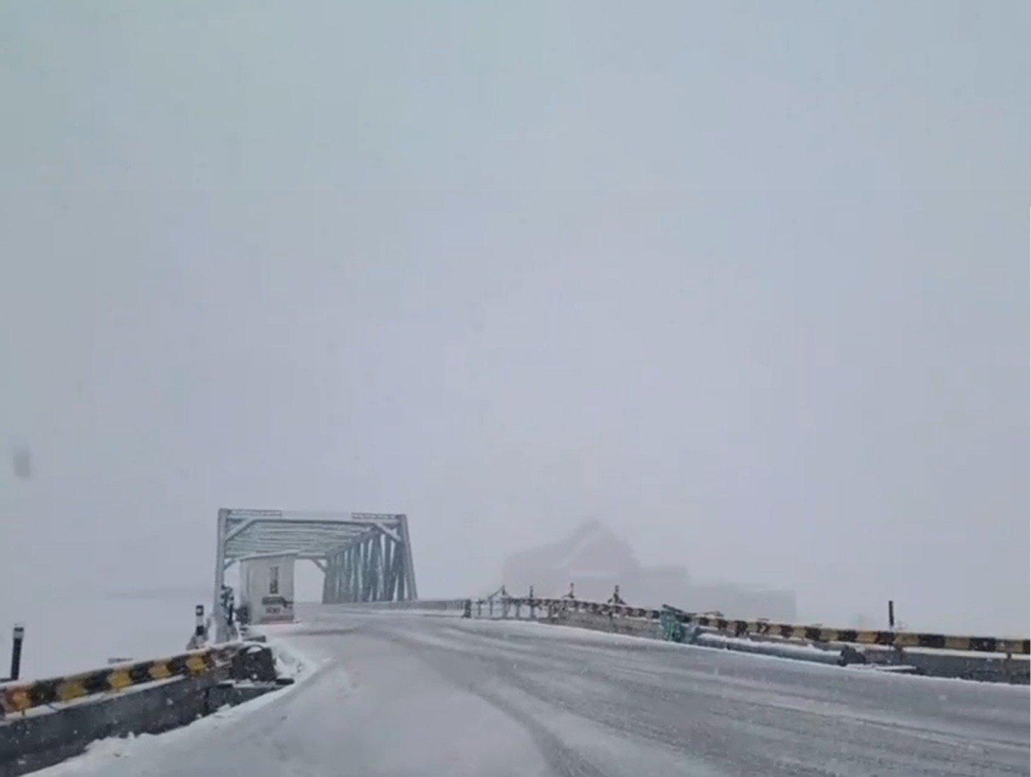 Atal Tunnel Snow Forces Vehicle Curbs, Tourists Still Pour Into Manali