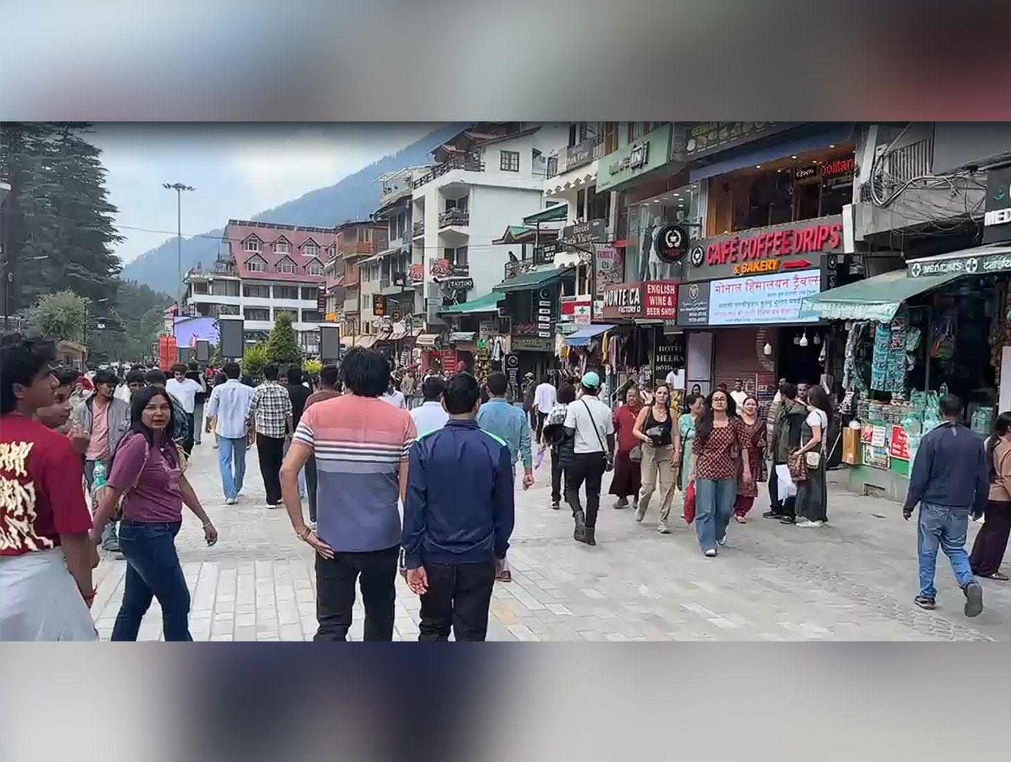 A large number of tourists from other states are heading towards Manali.
