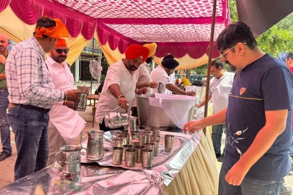 Chandigarh Residents Participate in Chabeel Seva on Sacred Occasion